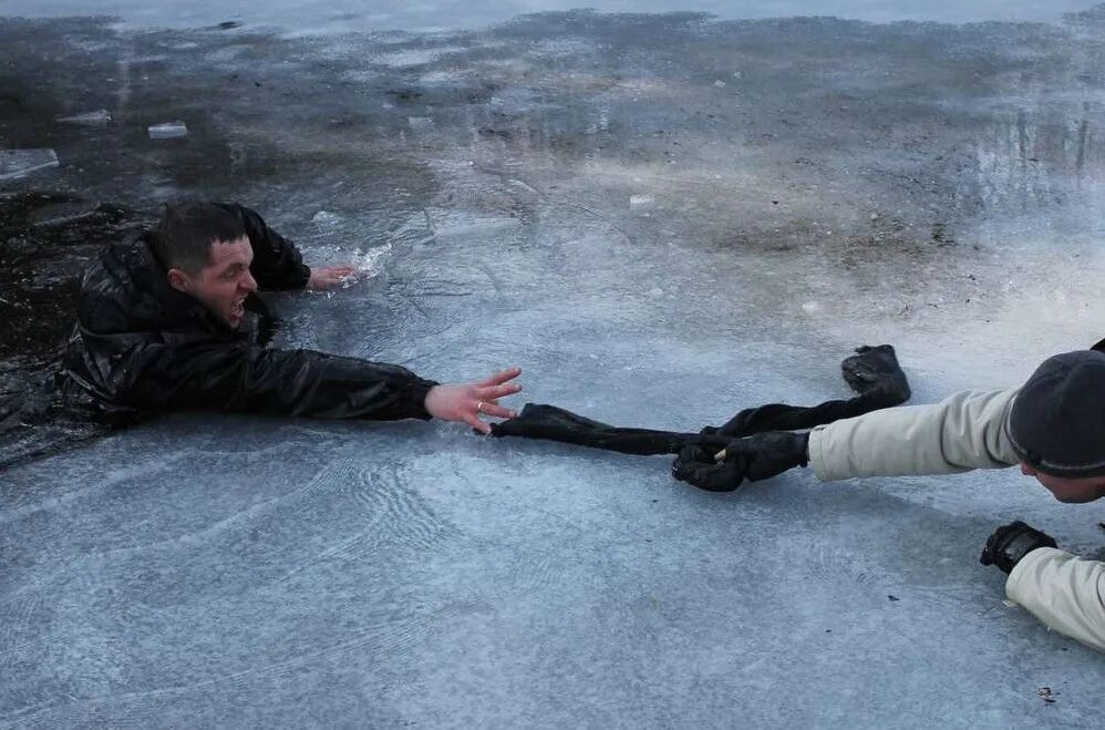 Осторожная поступь. Тонкий лед. Человек на треснувшем льду. Опасный лед.