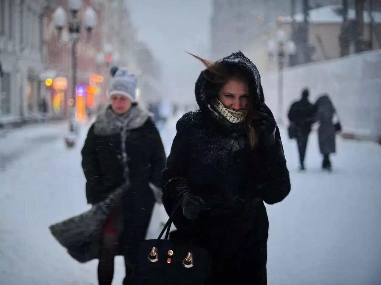 Люди на улице зима. Люди в городе зимой. Люди на улицах города зимой. Люди в Москве зимой. Метель завтра