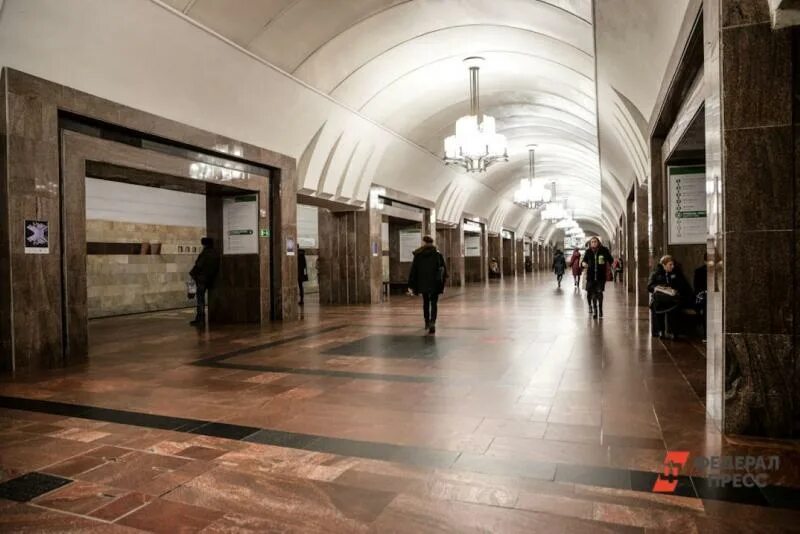 Метро закрыто. Метро екатеринбург закрыли. Закрытая станция метро екб. Екатеринбургский метрополитен указатели. Станция метро уральская екатеринбург.