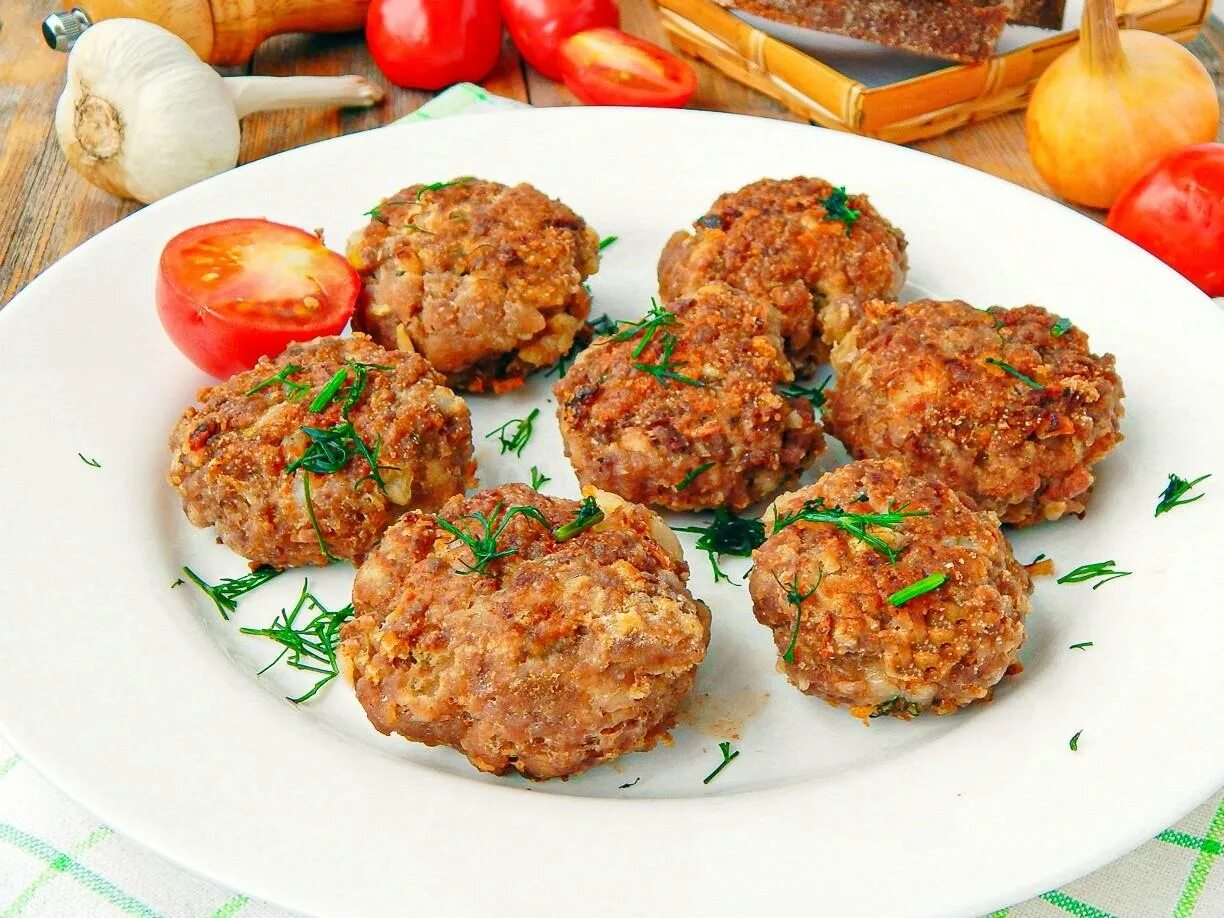 Котлеты из курицы и говядины в духовке. Биточек свинина курица. Котлеты из говядины. Котлеты из курицы и говядины в духовке. Котлеты из свиного фарша в духовке.