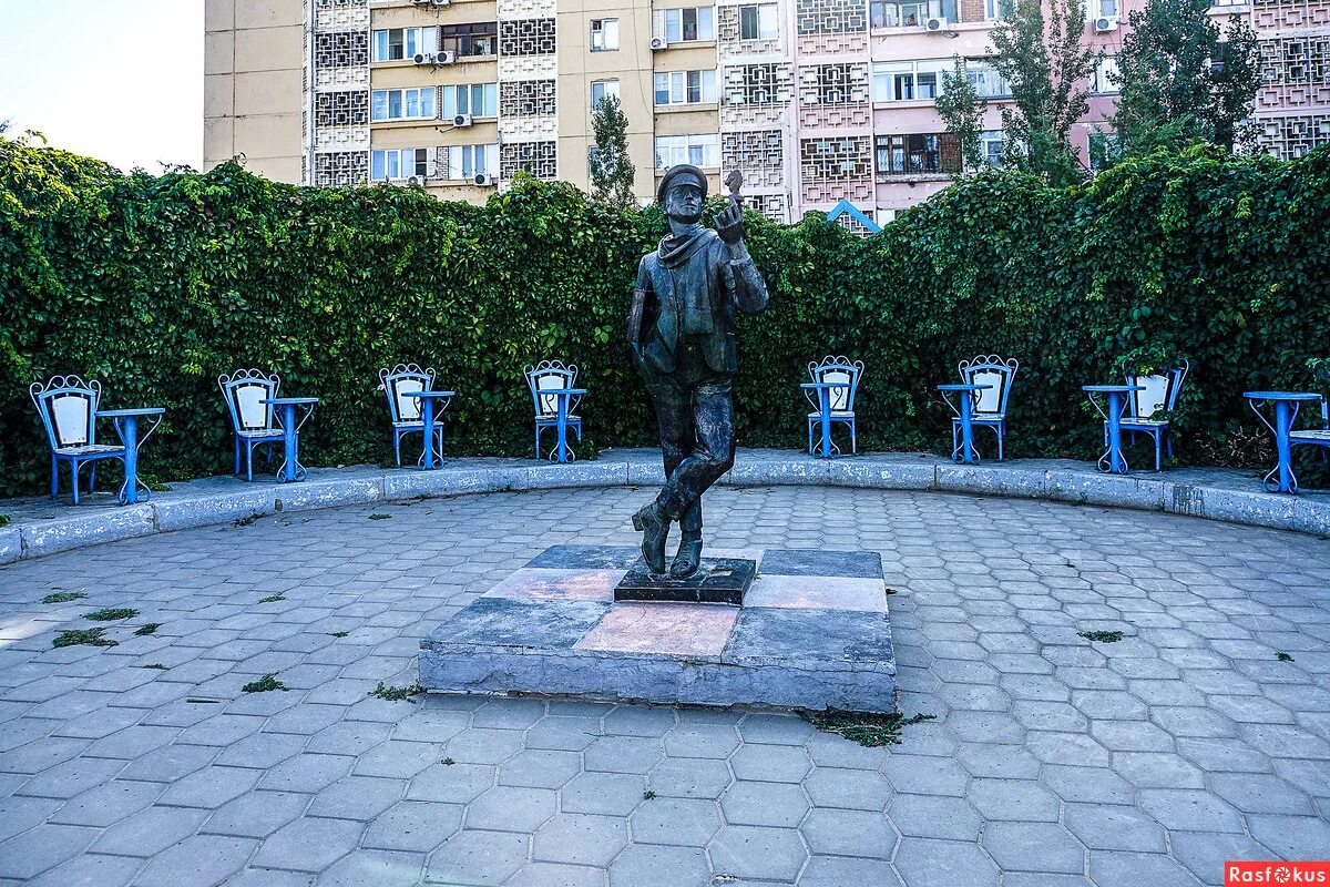 музей остапа бендера в козьмодемьянске. памятник остапу бендеру в калмыкии. элиста остап бендер статуя. город шахмат бендера. остап бендер элиста.