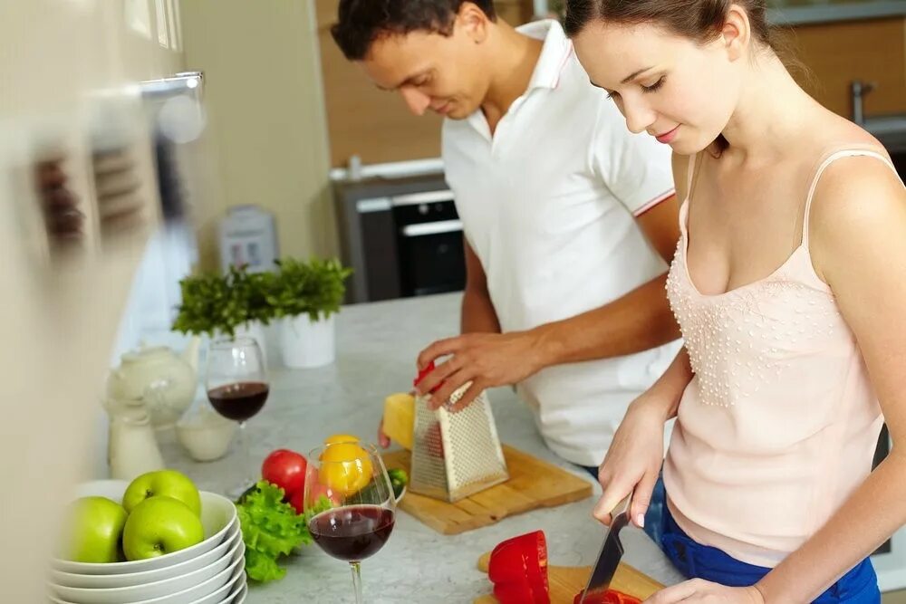 Муж и жена дома. Мужчина помогает по дому. Мужчина и женщина убираются на кухне. Мужчина в быту. Муж и жена вместе.