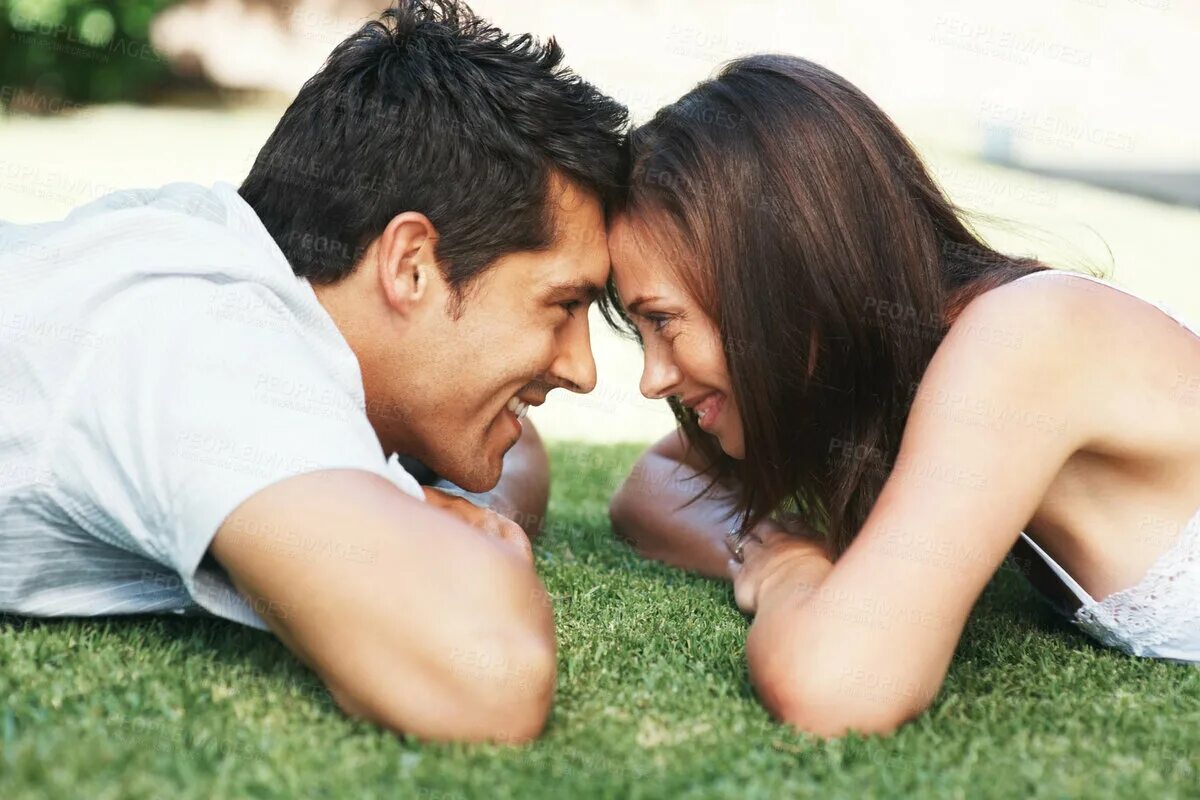 Приличные отношения. Счастливые отношения. Общение между мужчиной и женщиной. Счастливые мужчина и женщина. Любовь и взаимопонимание.