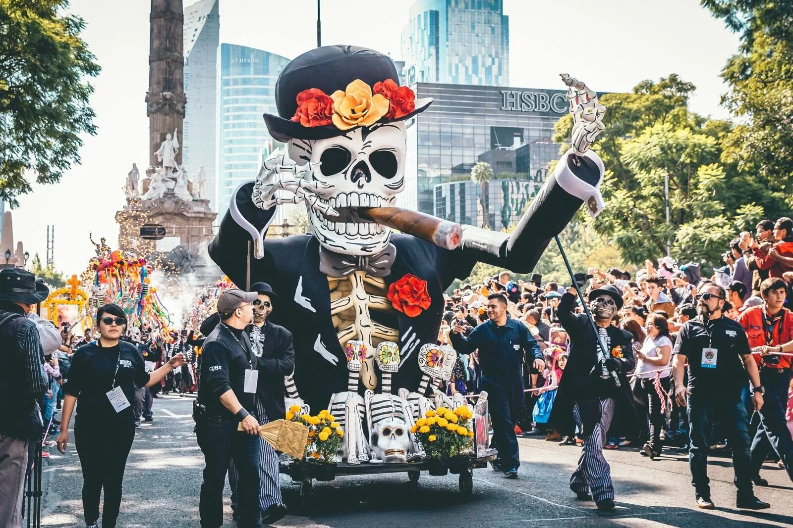 Актуальность дня мертвых. Dia de los muertos праздник. Праздник мертвых в Мексике. Фестиваль смерти в Мексике. Диа де Лос Муэртос — день мертвых в Мексике.