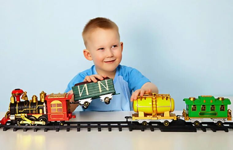 Мальчик железная дорога. Мальчик с игрушечной железной дорогой. Мальчик с паровозиком. Железная дорога для детей. Мальчик на железной дороге.