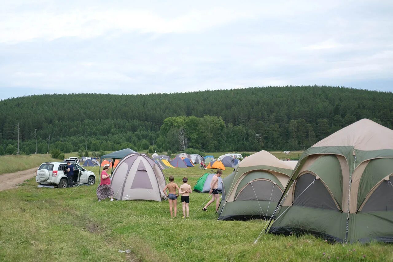 Меню палаточный лагерь. Палаточный лагерь Сурское водохранилище. Аэродром Мыльники Кунгур. Палаточный лагерь Свердловская область. Былинный берег палаточный лагерь.
