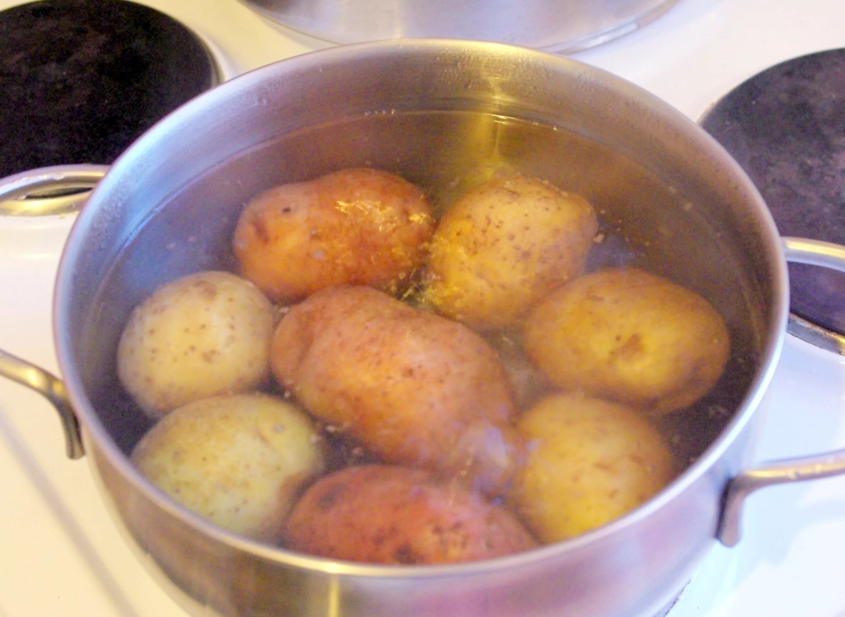 Картошка в кастрюле. Вареная картошка в кастрюле. Картошка в мундире в кастрюле. Вареный картофель в кастрюле.