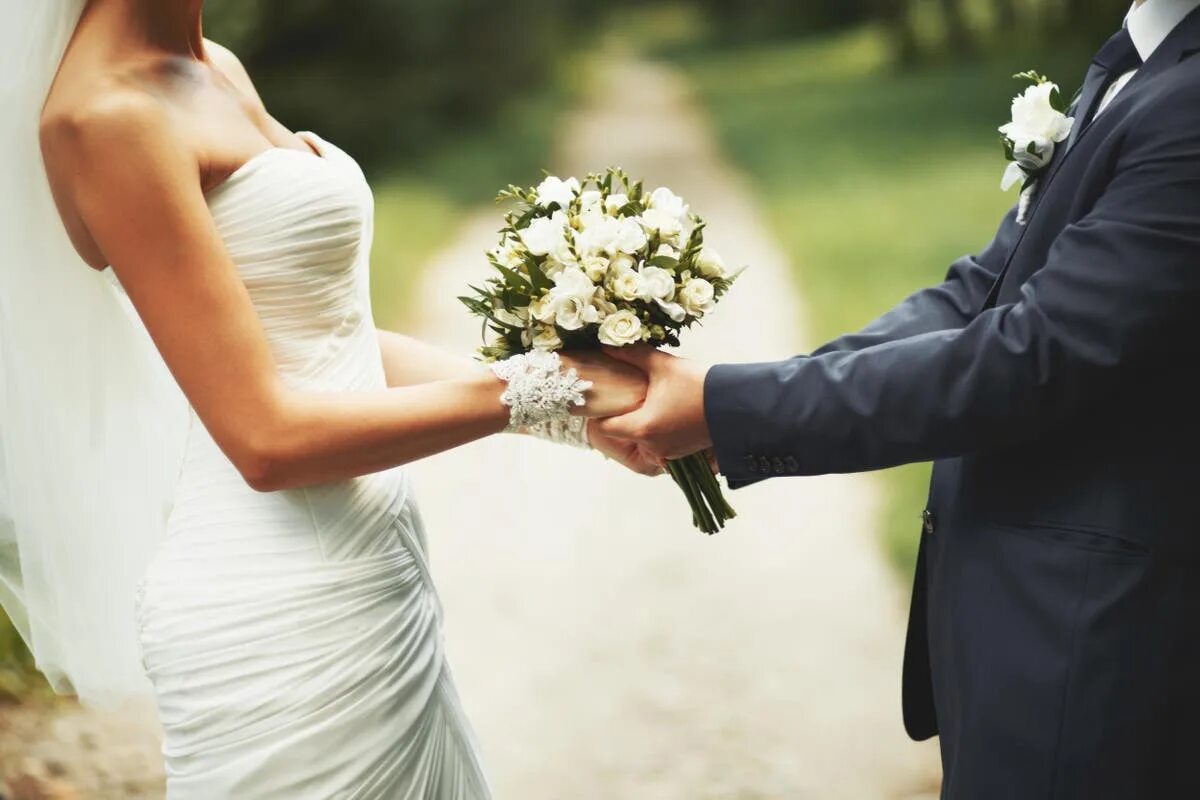 Are going to get married. Жених и невеста. Свадьба. Свадебные пары. Невеста со спины.