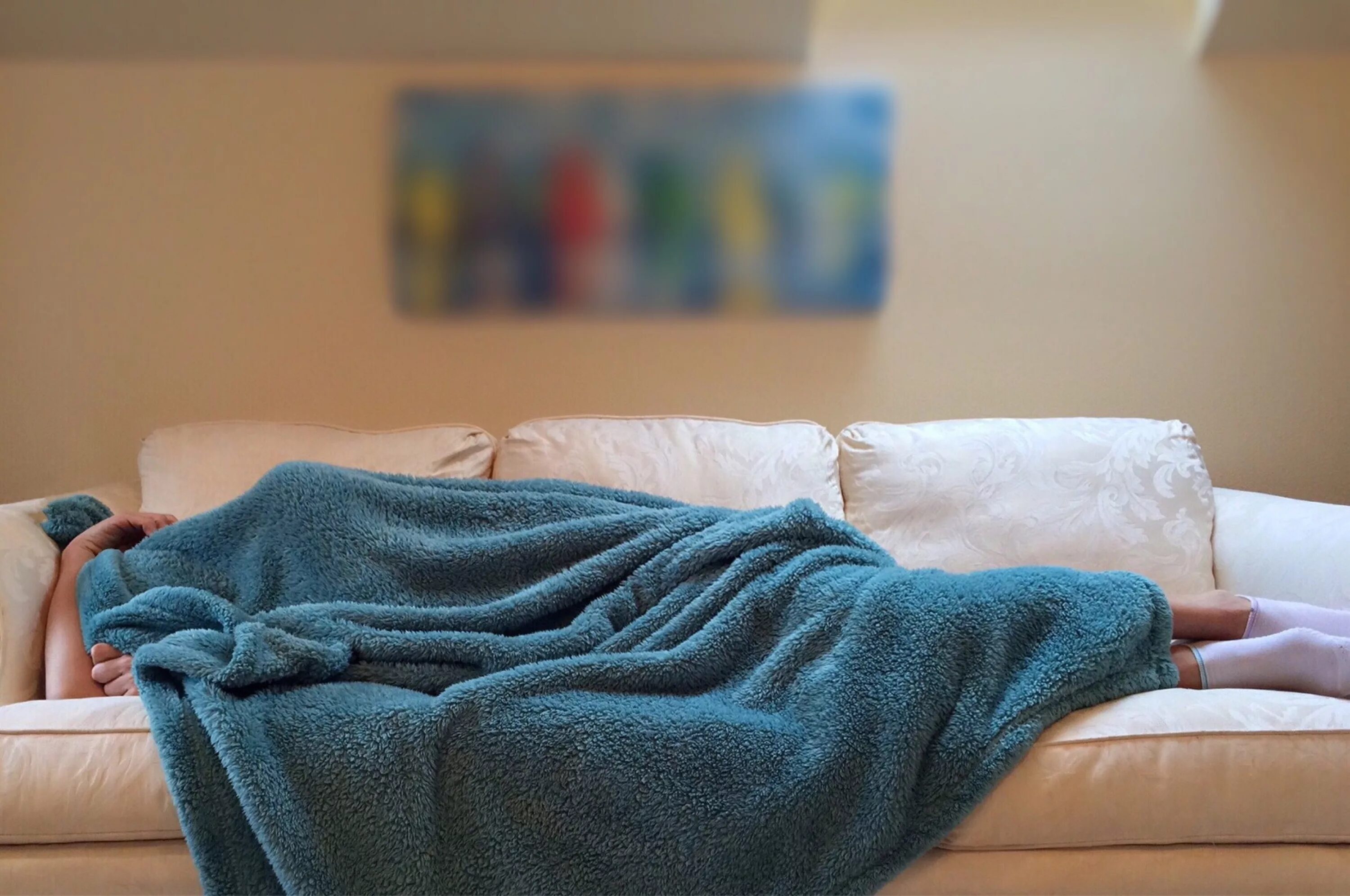 Отдыхать в постели. Человек под одеялом. Человек в пледе. Спящий человек под одеялом. Человек укутанный в плед.