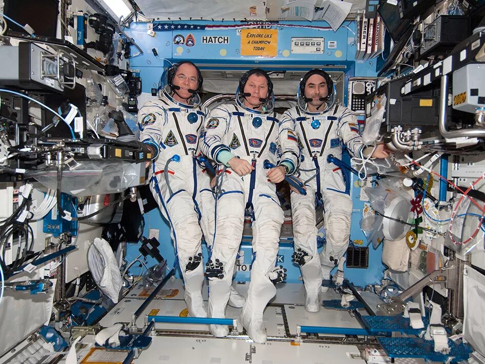 Какая космическая станция сейчас работает в космосе. Космонавты на МКС. Космонавты в космическом корабле. Космонавт в корабле. Космонавт на орбите.