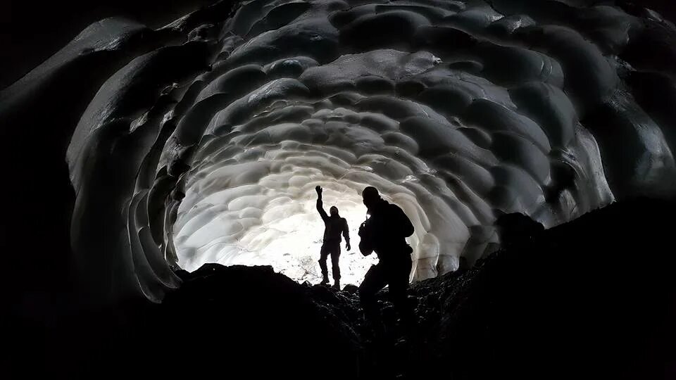 Ледяная пещера Камчатка возле вулкана Горелый. Пещера Ледяная вулкана Горелый. Ледяная пещера возле вулкана Мутновского, Россия. Восхождение вулкан Мутновский картинки.