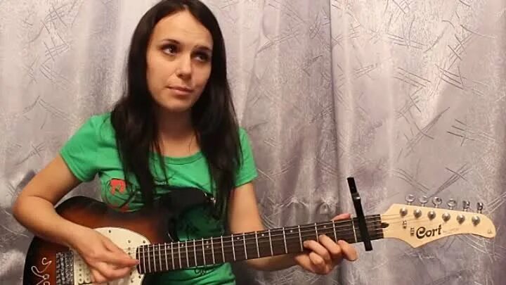 Девушка под гитару поет про войну. Девушка с гитарой. Армейские песни. Девочка которая пела северный ветер. Армейские песни клипы.