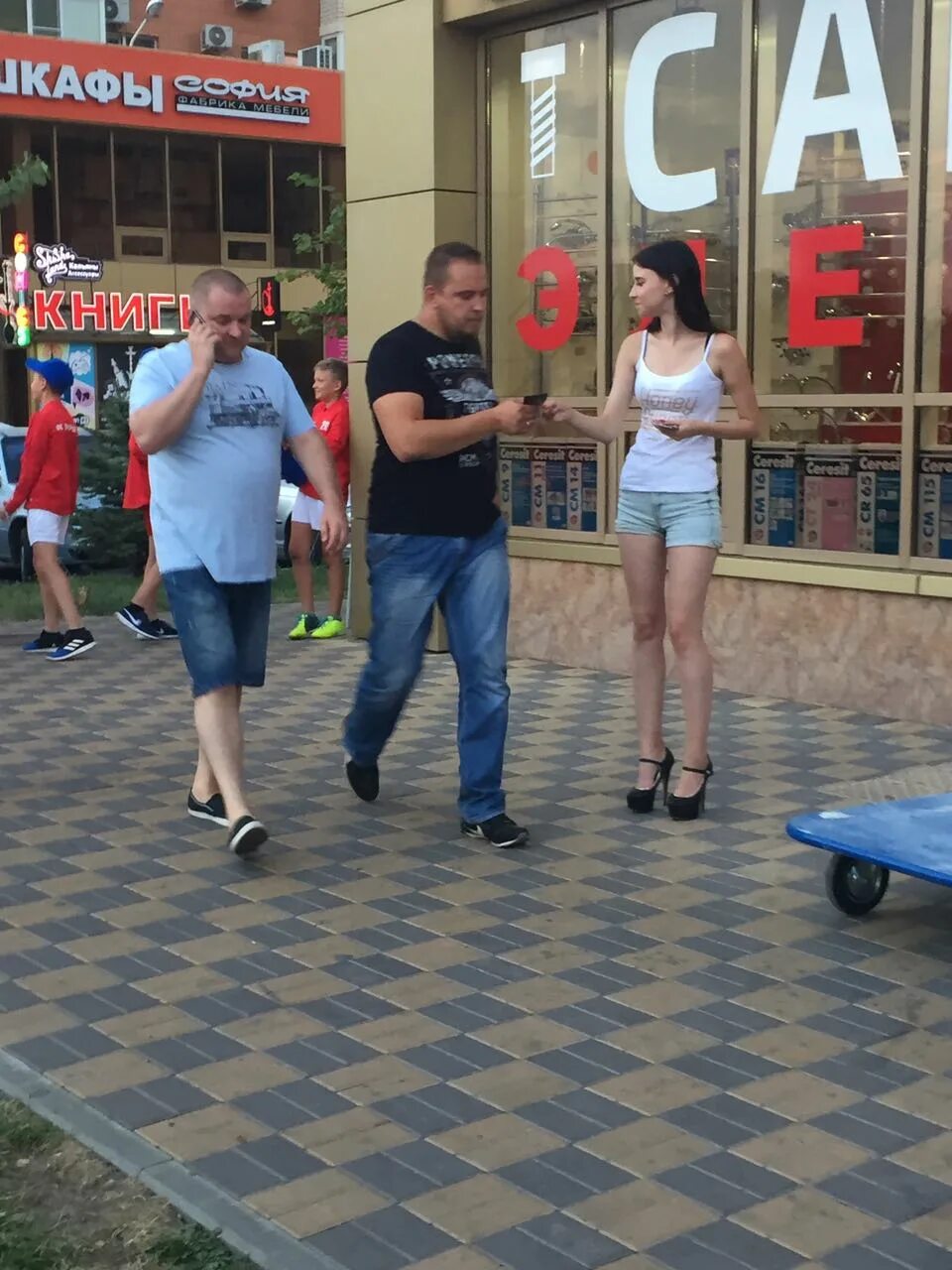 Железнодорожный леонардо раздача листовок. Серпухов раздача листовок. Раздача листовок иркутск. Раздача блоттеров промоутер. Раздает листовки.