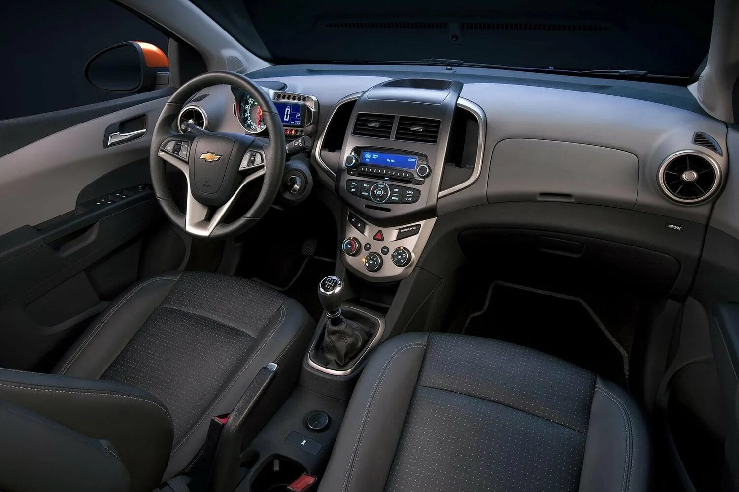 Шевроле хэтчбек салон. Chevrolet Aveo 2014 салон. Chevrolet Aveo t300 салон. Chevrolet Aveo 2 салон. Chevrolet Aveo II, 2012 салон.