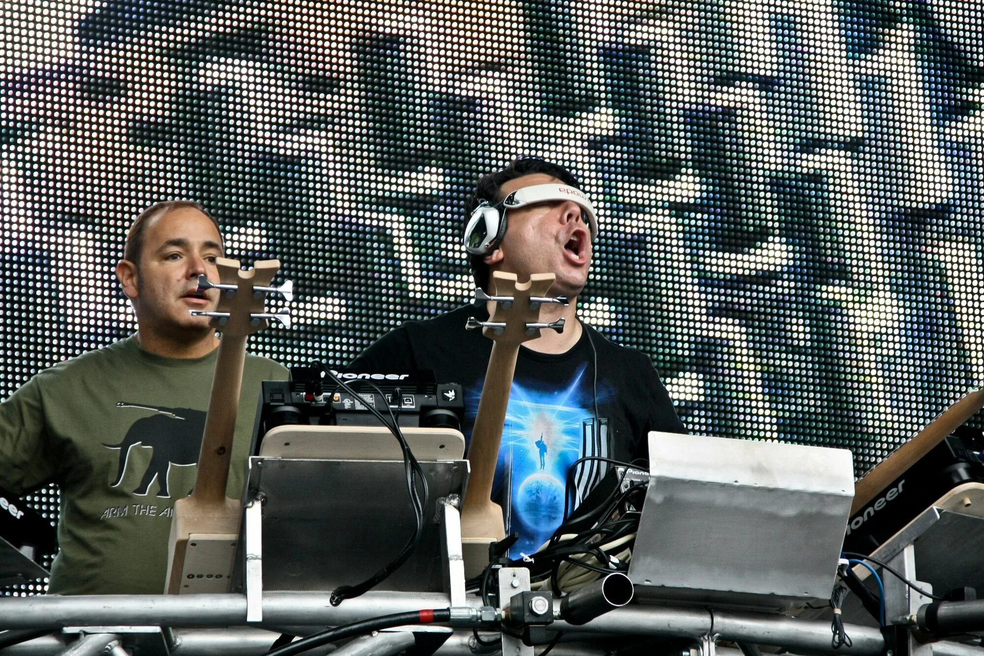 Crystal method busy. Группа the crystal method. the crystal method американский дуэт. shouse музыканты. crystal method фото.