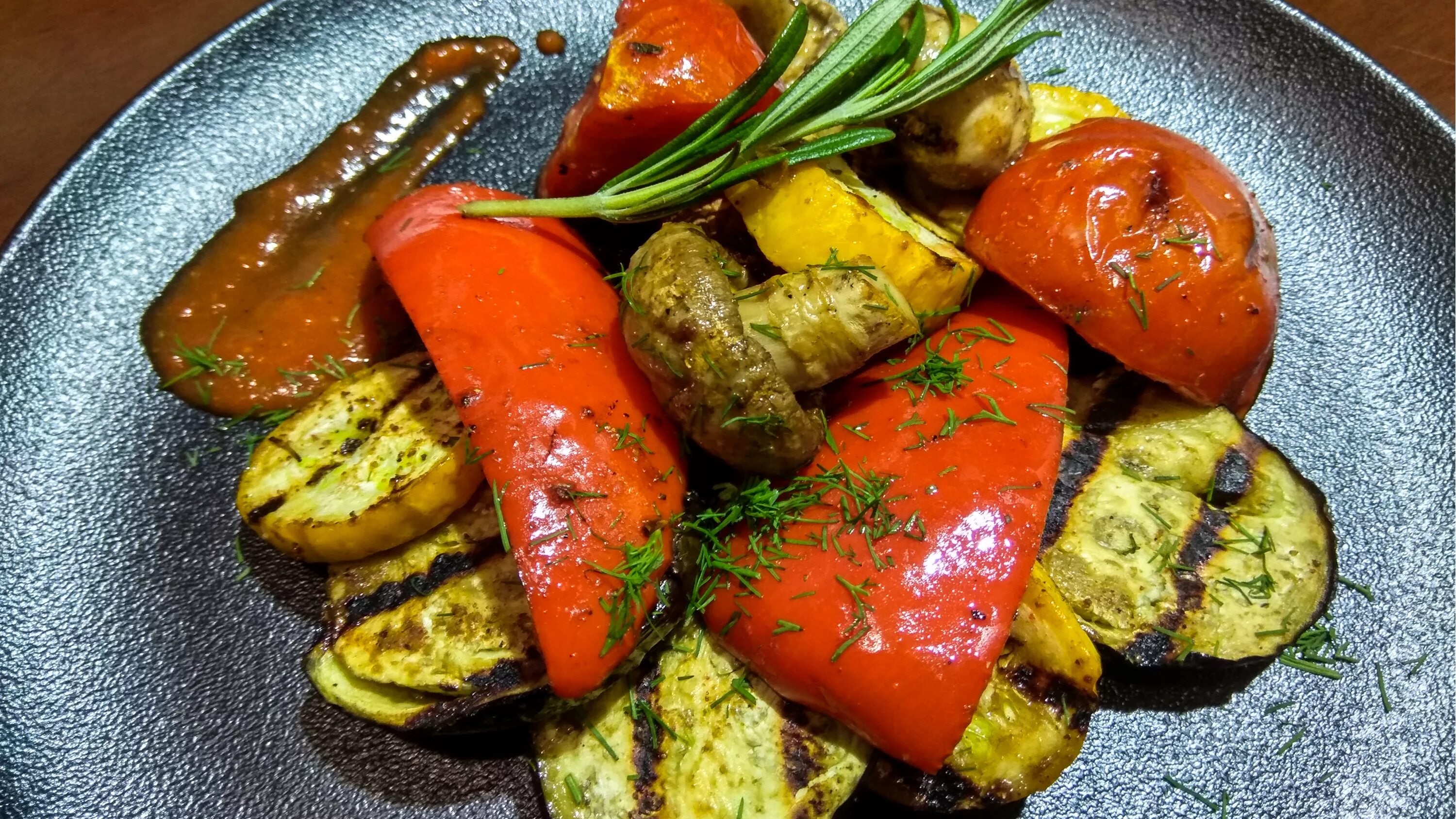 Овощи гриль (томаты, цукини, болгарский перец, баклажаны). Баклажан кабачок перец на гриле. Овощи на мангале. Овощи гриль в духовке. Запечь овощи в духовке кабачки перец