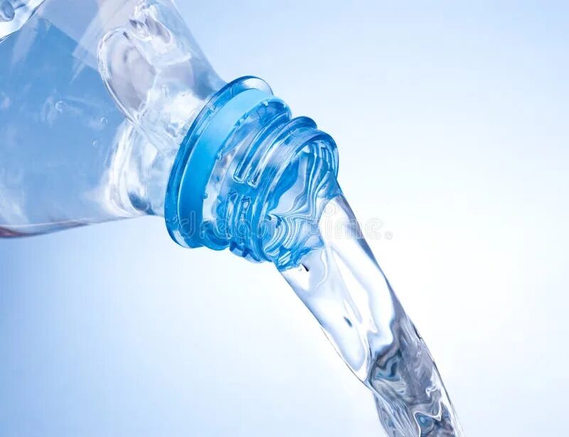 Бутылка воды без крышки. Вода льется из бутылки. Бутылка воды на синем фоне. Бутылка на голубом фоне.