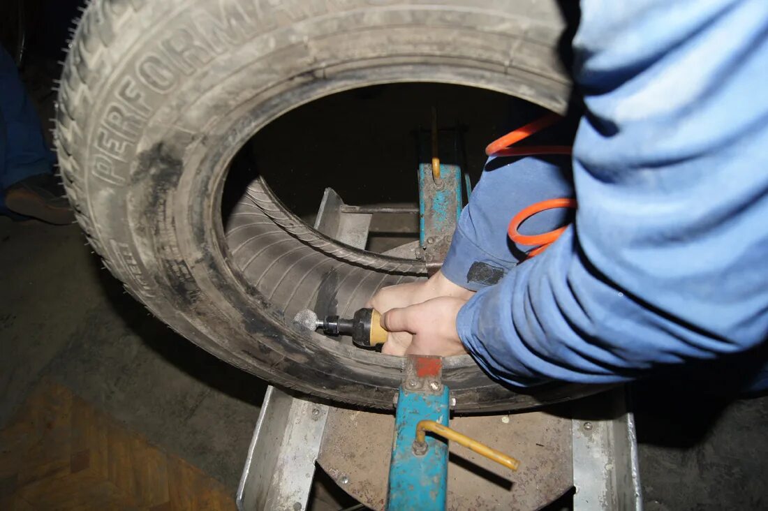 шиномонтажная мастерская. вулканизация ростов на дону. вулканизация баннер. шиномонтаж грузовых автомобилей. вулканизация лого.