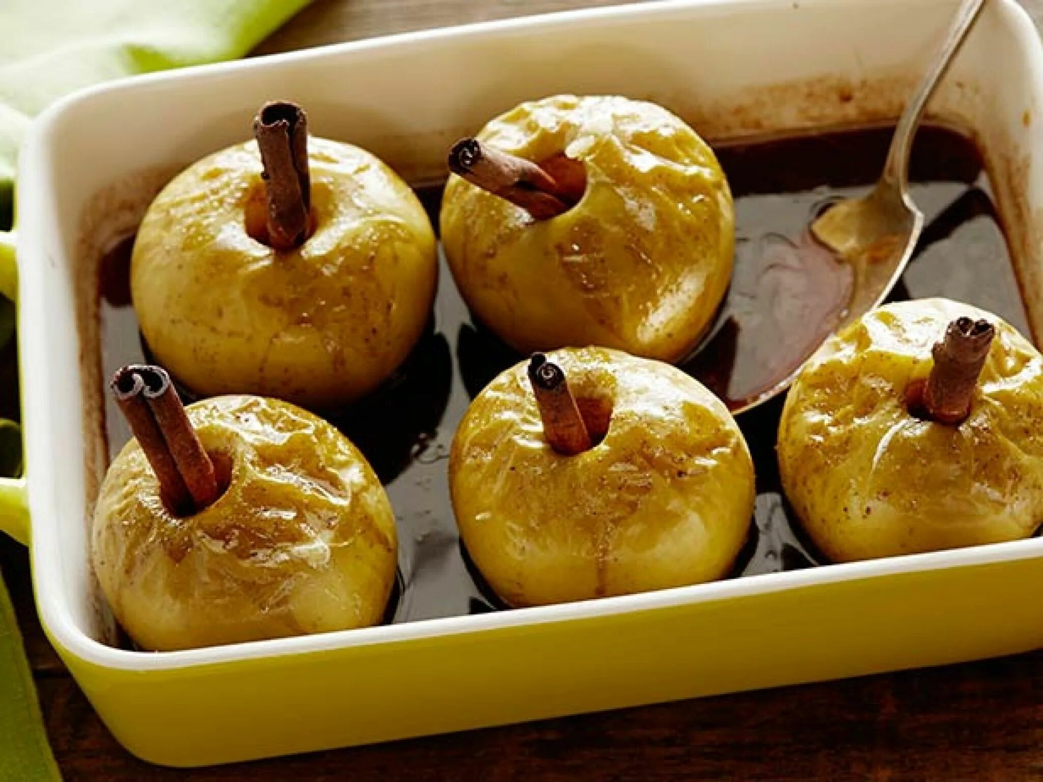 Печеные яблоки польза и вред. Печеные яблоки. Печёные яблоки в духовке. Запеченные яблоки в карамели. Яблоки с медом в духовке.