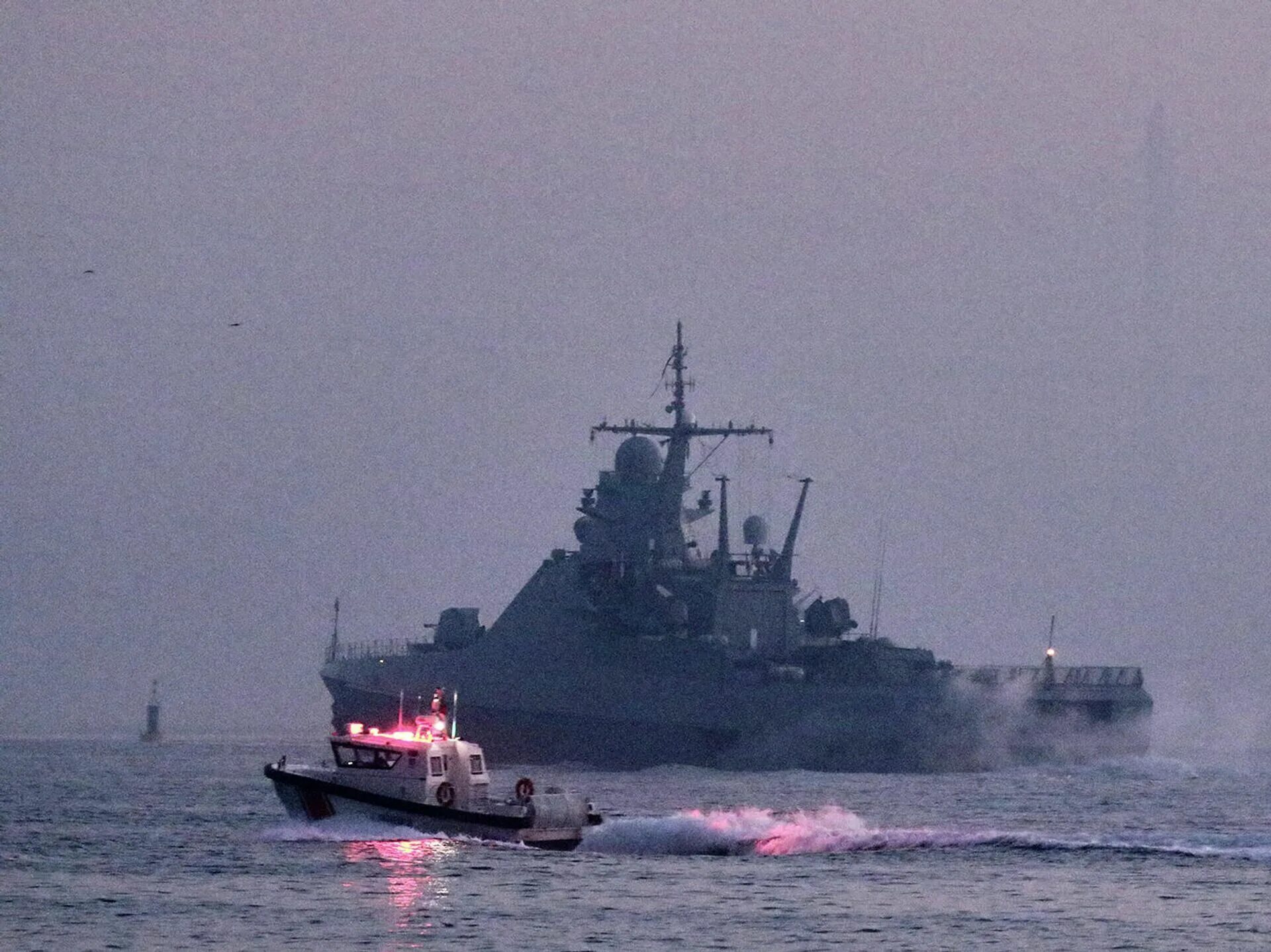 Российские корабли официально вошли в красное море. Российские корабли официально вошли в красное море. Бдк донузлав. Российские корабли в черном море. Затонувший корабль крейсер москва.