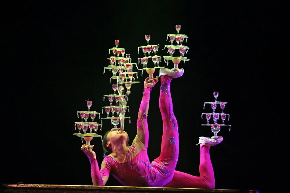 На цирковом представлении выступает акробат. Цирк “circus world” в шанхае. цирк в древнем китае. китайский цирк жонглирование. китайский цирк акробаты.