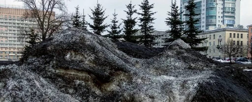 Черный снег. Черные сугробы. Черный снег в Москве. Чёрный снег в Кузбассе. Бывает черный снег