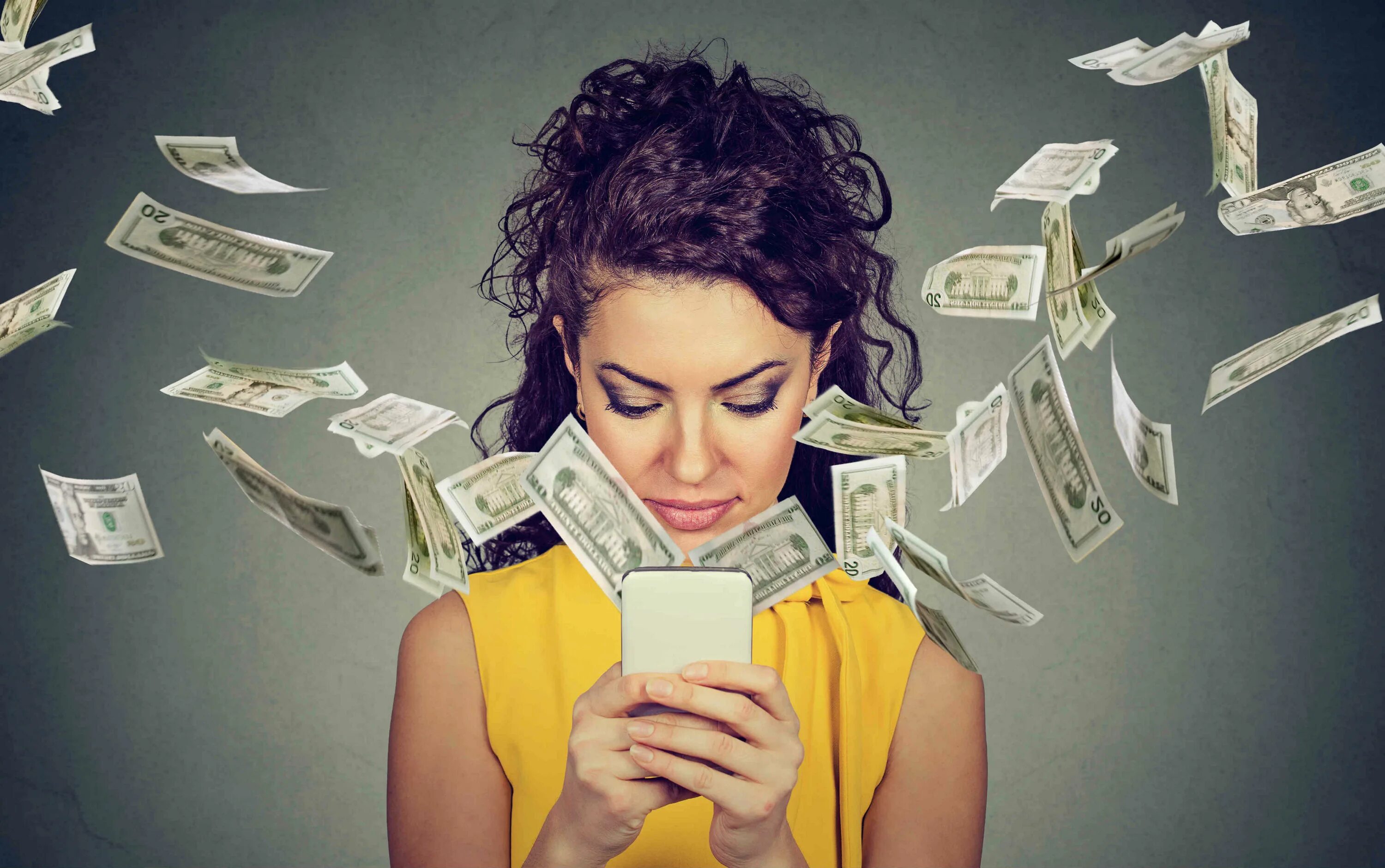 женщинаралуется деньгам. удивленная девушка с деньгами. меня не удивить деньгами. девушка с долларами. деньги шок.