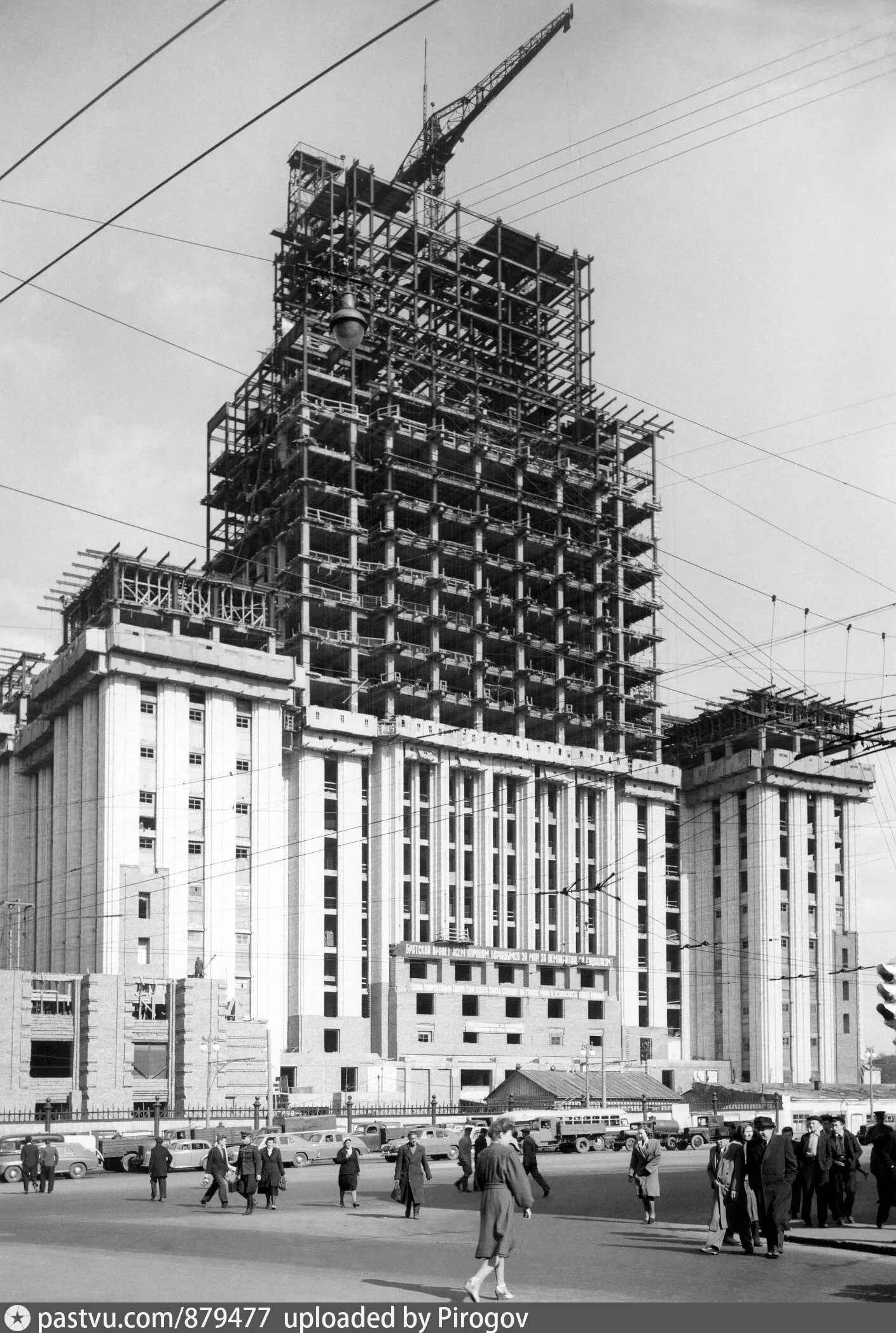 Москва мгу 1953. Здание построено во время. Берлин 1950 рейхстаг. Сталинская архитектура мгу. Сталинские высотки мгу 1950.
