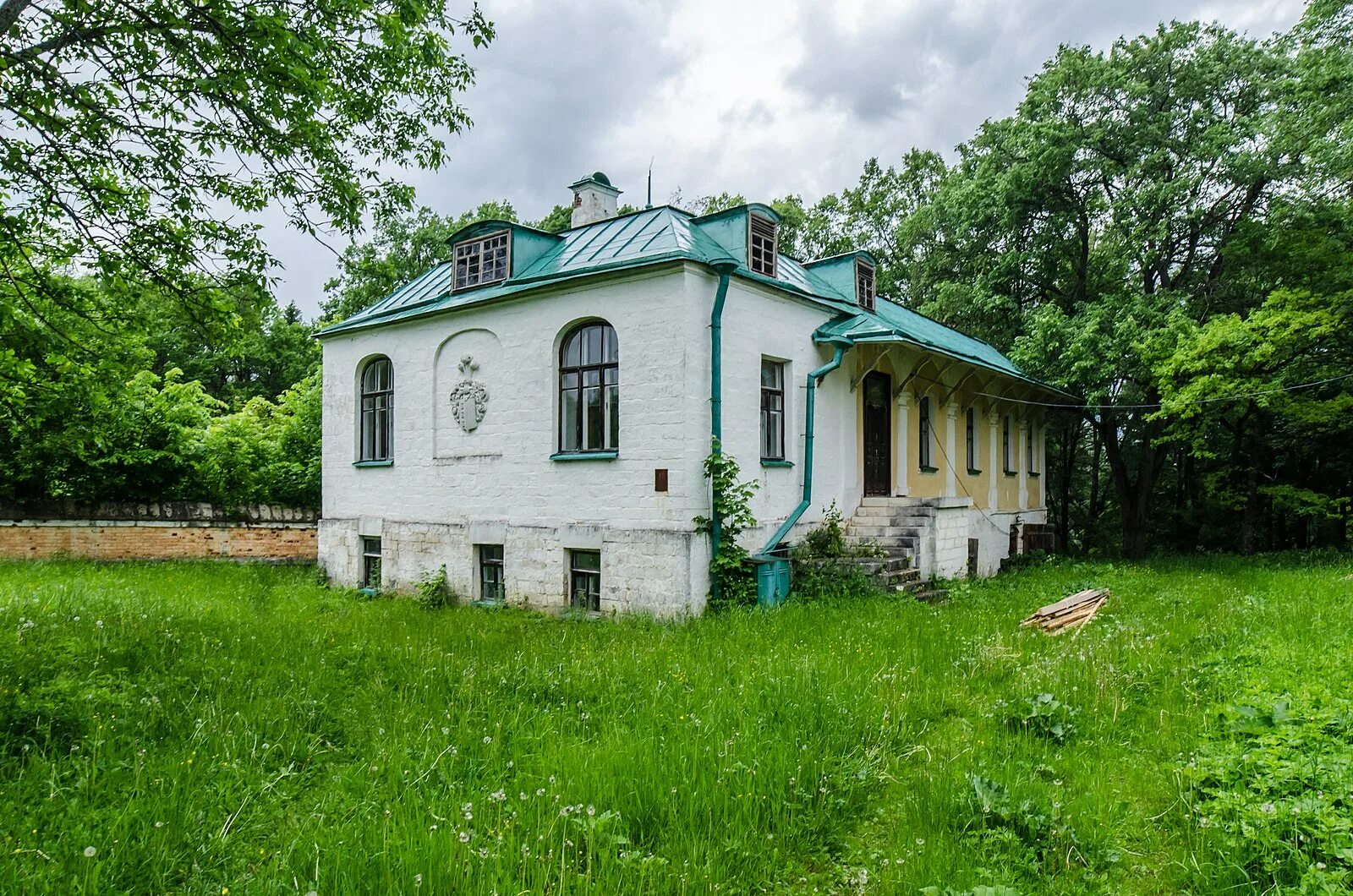 Г флигель. Усадьба в чукавино тверская область. коноплино (старицкий район). усадьба троицкое флигель управляющего. флигель усадьбы мамонтова.