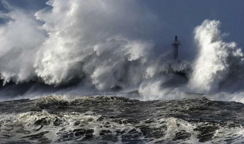 Есть ли шторм. Море шторм. Штормы на российских побережьях. ЦУНАМИ В Алуште. Снится шторм на море.
