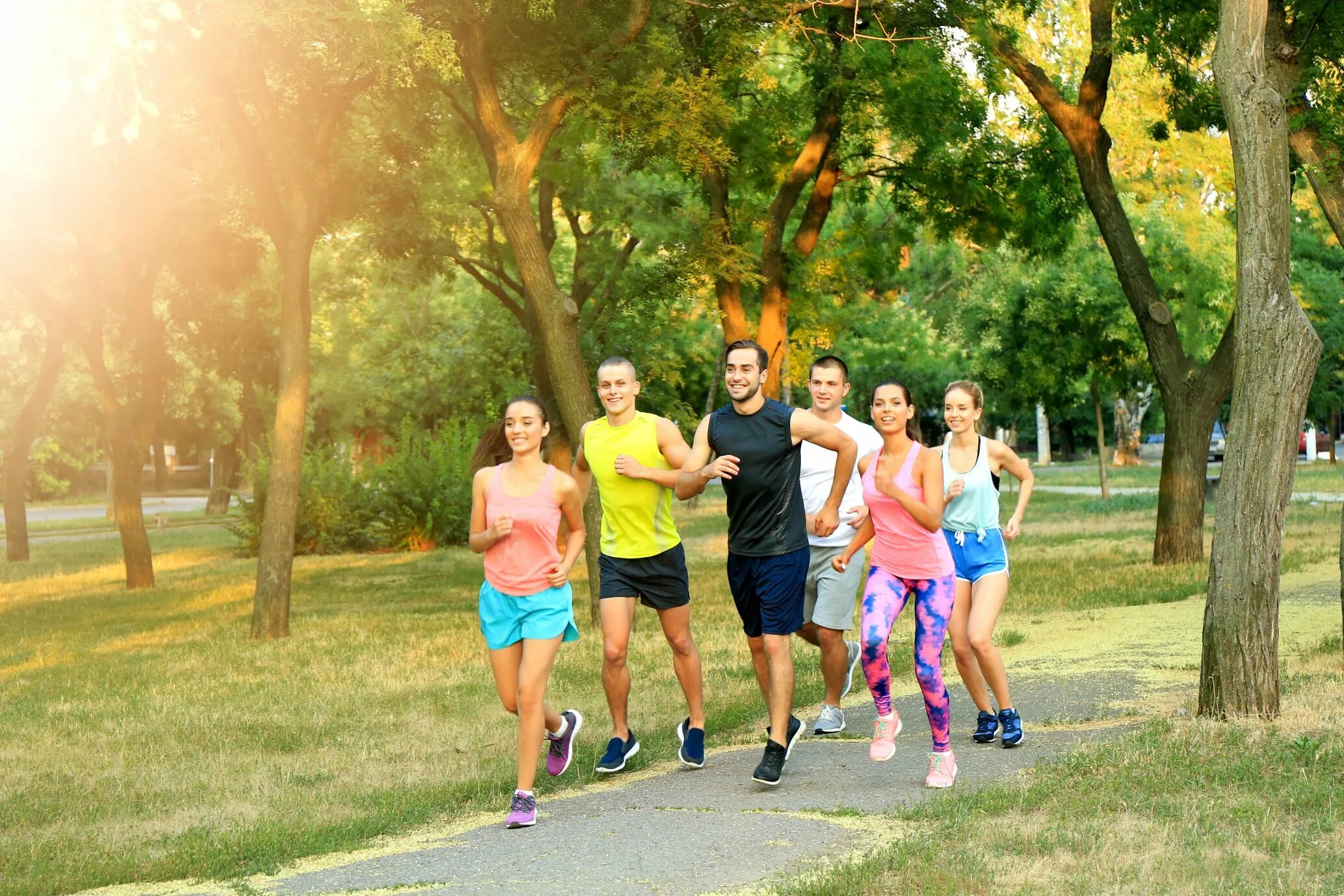 Young people and sport. Бег в парке зеленом. Люди в парке Сток. Бег зелёный. Много людей бегут.