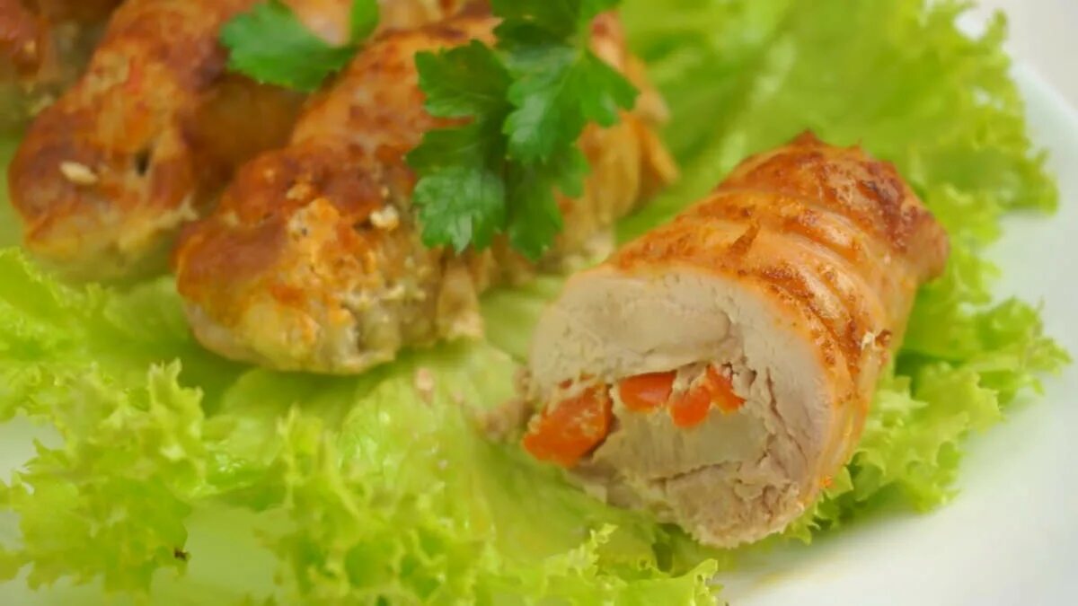 Рулетики из курицы с грибами. Рулет из куриного окорочка с грибами. Рулетики из бедрышек курицы. Рулет из куриного бедра. Рулет из куриных бедрышек.