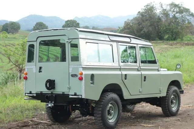 Defender safari. Ленд Ровер Дефендер 1974. Дефендер ленд Ровер Safari. Land Rover Defender 90 сафари. Land Rover Defender 110 белый сафари.