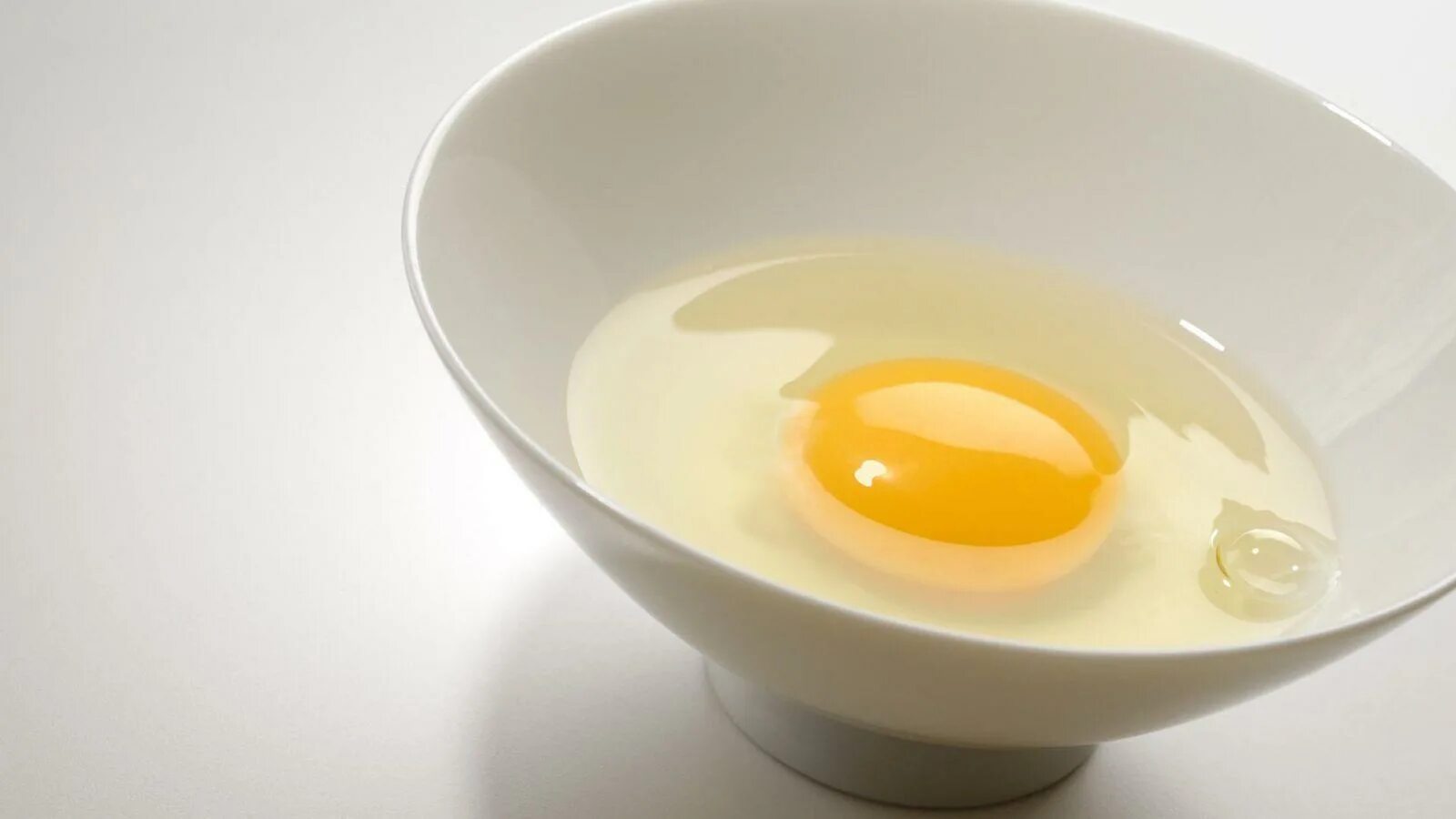 Тарелка для яиц. Яичный белок. Куриный белок. Белок и желток.
