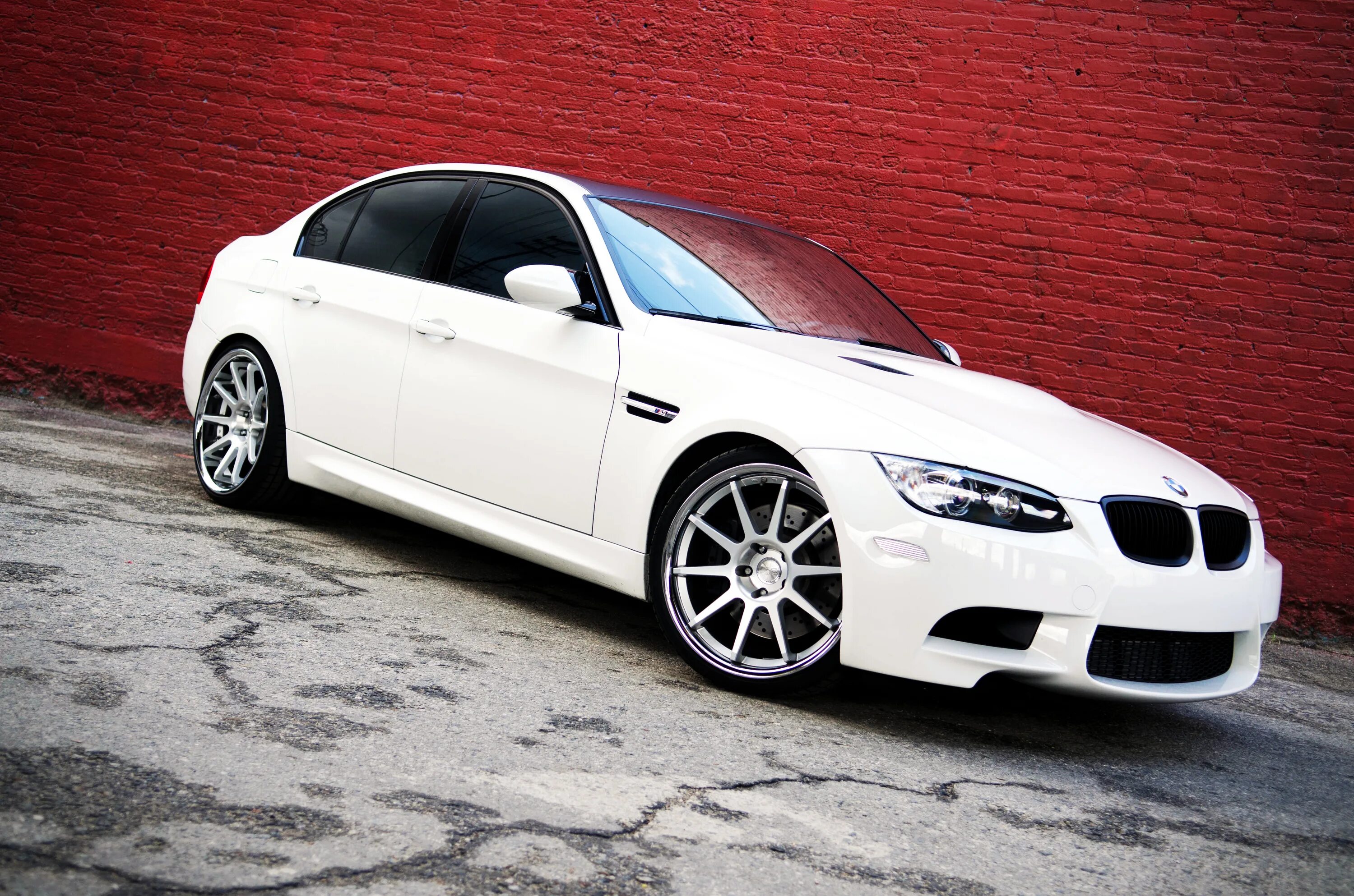 BMW e90 белая. BMW m3 белая. BMW m3 e90 белый. BMW e90 White sedan. М біла