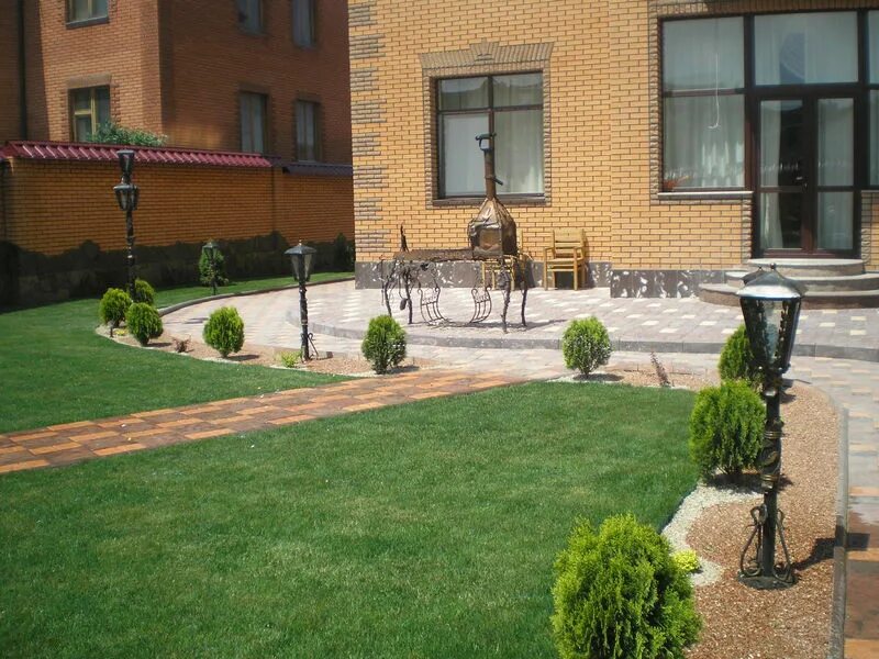 бордюр на придомовой территории. озеленение двора проект. озеленение внутриквартальных территорий. аренда прилегающей территории. озеленение придомовой территории.