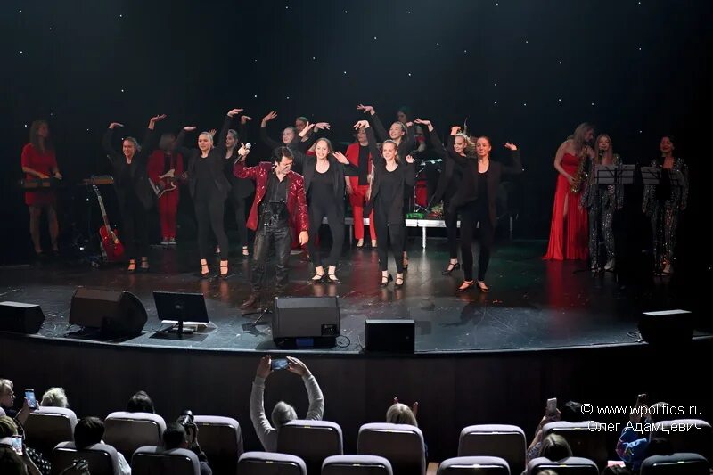 энрико колонна. энрико колонна фото сейчас. концерты колонна. концерты колонна. концертная сцена красная.