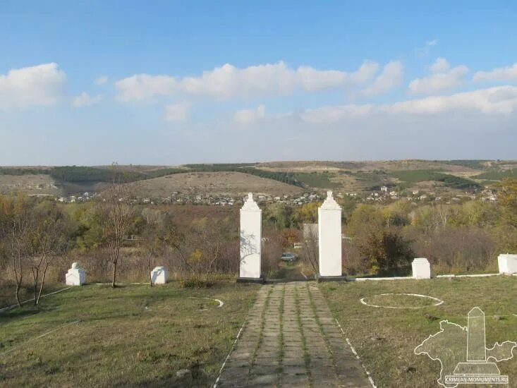 Фруктовое севастополь. Братское кладбище воинов 2 Гвардейской армии. Село поворотное Крым Белогорский район. Братское кладбище воинов 315-й Стрелковой дивизии. Село поворотное Севастополь.