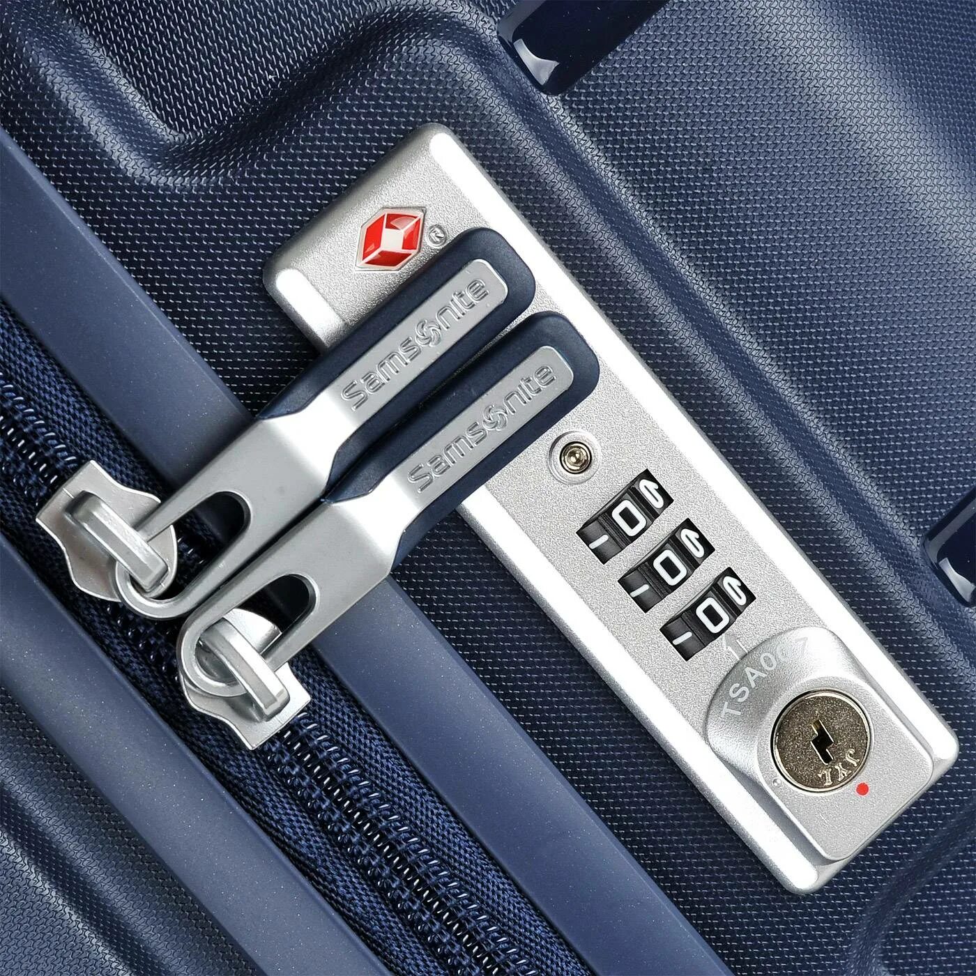 Как открыть 3 кодовый замок на чемодане. Кодовый замок для чемодана. Открытие кодового замка на чемодане. Как открыть код чемодана 3 цифры. Как сменить код на кодовом замке чемодана.