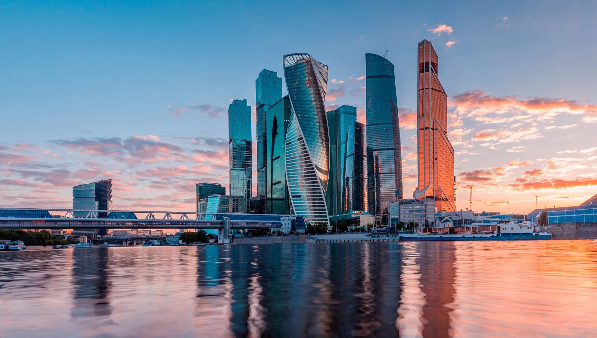 Москоу - сити, небоскребы, река. Деловой центр москва сити. Москоу сити река москва. Вид на деловой центр москва-сити. Москоу сити река москва.