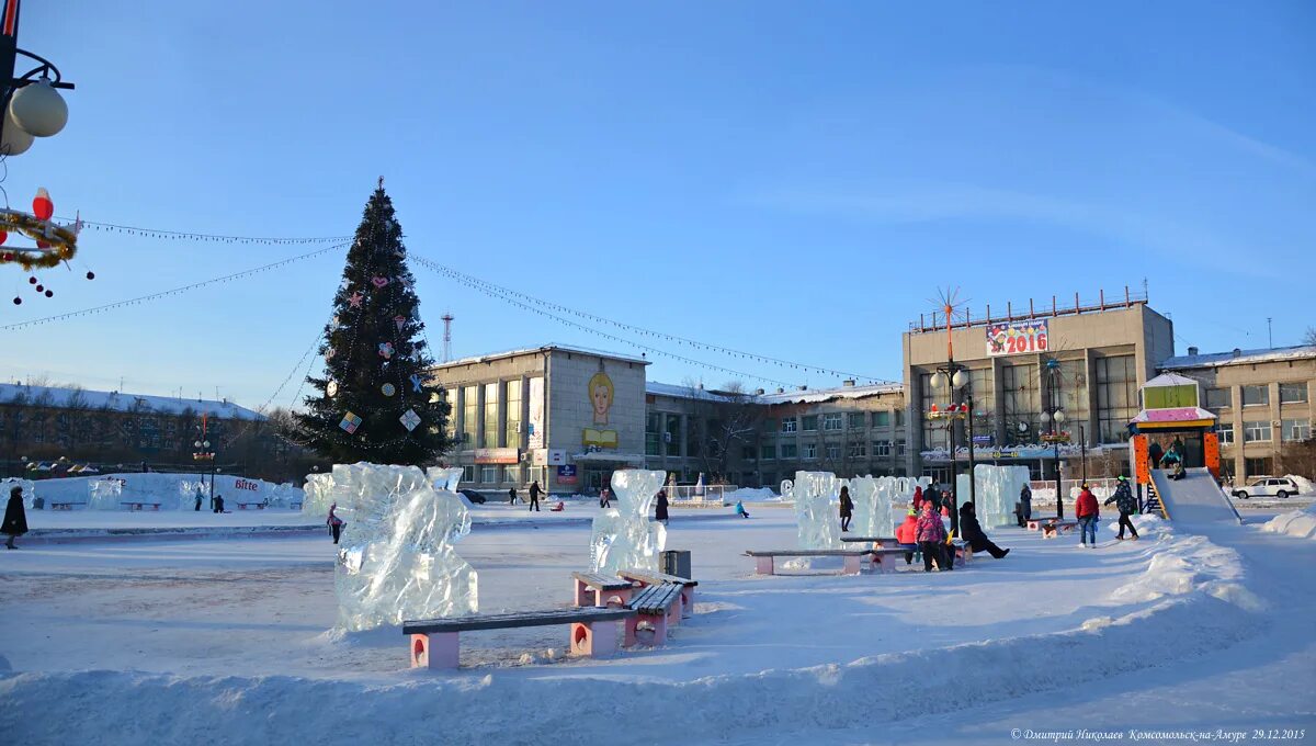 Комсомольск-на-Амуре площадь ЗЛК зима. Комсомольск на Амуре площадь ЗЛК горка. ЗЛК новый год Комсомольск на Амуре. Комсомольск на Амуре ЗЛК горки зимой..