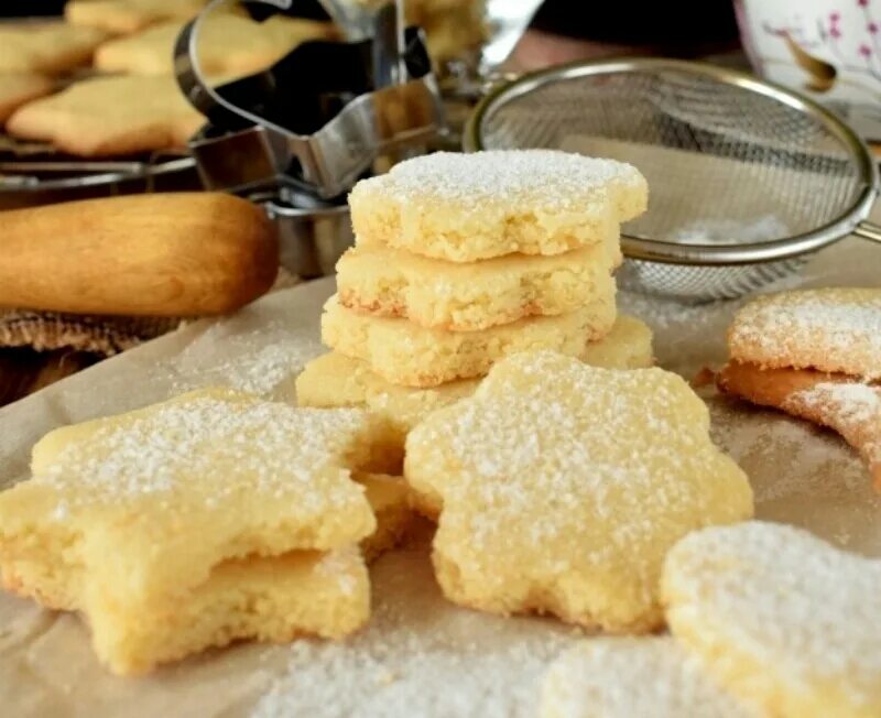 Рассыпчатое печенье на сливочном масле. Курабье Крымское. Коржики курабье. Рассыпчатое печенье. Печенье песочное рассыпчатое.