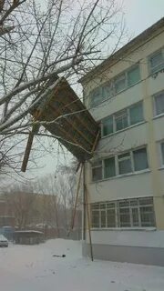 Разбитые окна в школе