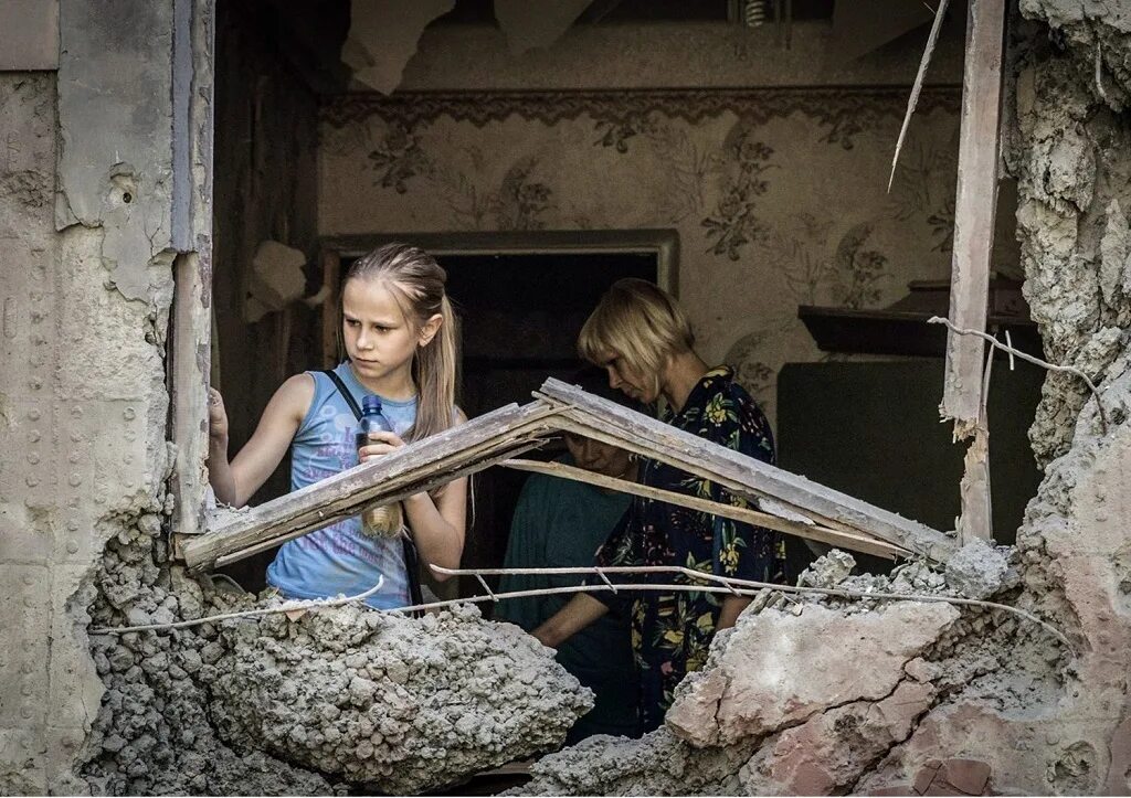 Разрушенное детство. Девочка в разрушенном доме.