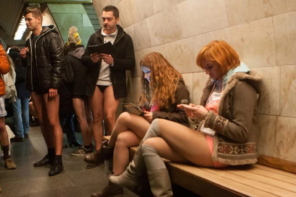 весенние девушки на улице. мужчина без штанов. девки без стыда. девки без стыда. девушки без стыда.