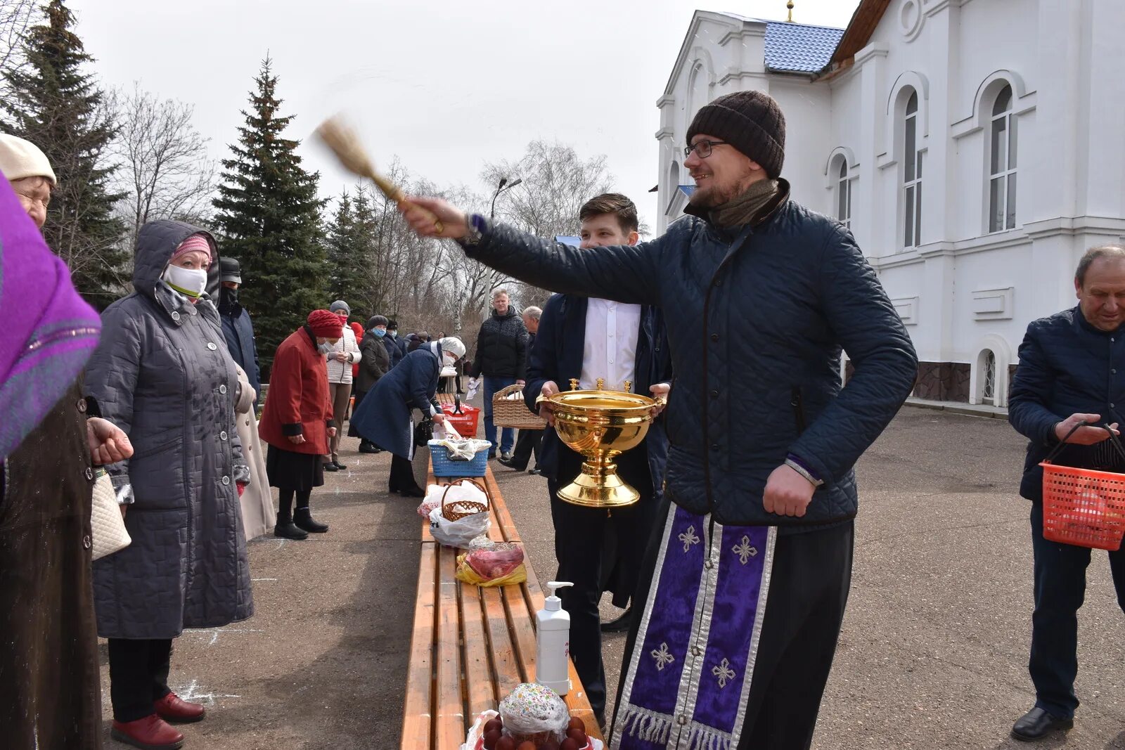 С пасхальным воскресеньем. Со светлым пасхальным воскресеньем. С праздником светлого Христова Воскресения. Празднование Пасхи.