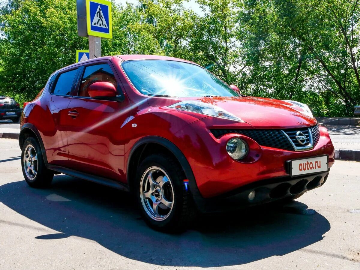 Жук полный привод. Nissan Juke Nismo Red. Ниссан Жук 2012 красный. Ниссан Жук 5 дверный. Ниссан Жук трехдверный.