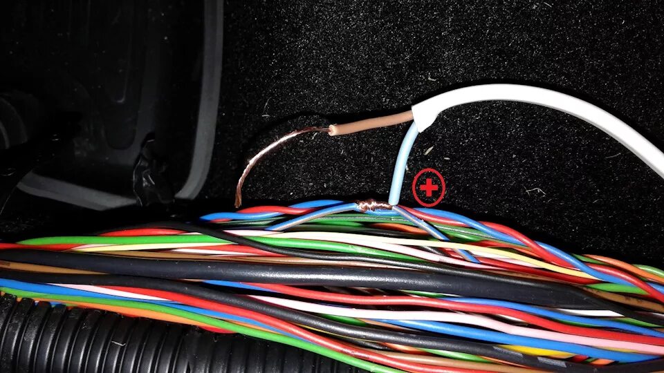 Проводка в машине. Ваз 2109 провод эбу. Провода концевиков дверей лада калина 1. Спортадж 2020 провод заднего хода. Провода идущие.