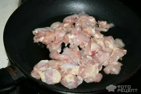 Рагу с курицей и овощами. Как потушить куриное филе на сковороде. Как потушить куриное филе на сковороде. Курица тушеная в соусе. Куриная грудка тушеная на сковороде.