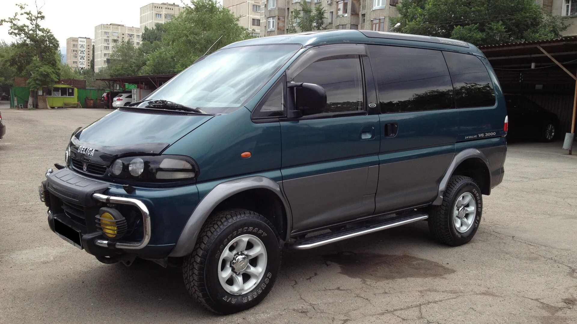 Delica руль. Мицубиси Делика д4. Mitsubishi Delica левый руль. Мицубиси Делика с левым рулем. Mitsubishi Delica 3.